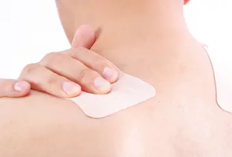 湿布を貼る様子